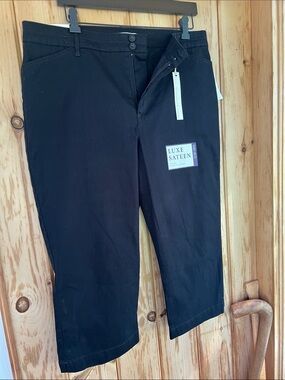 Gloria Vanderbilt Khaki Unltd. Luxe Sateen Black Capri Pants